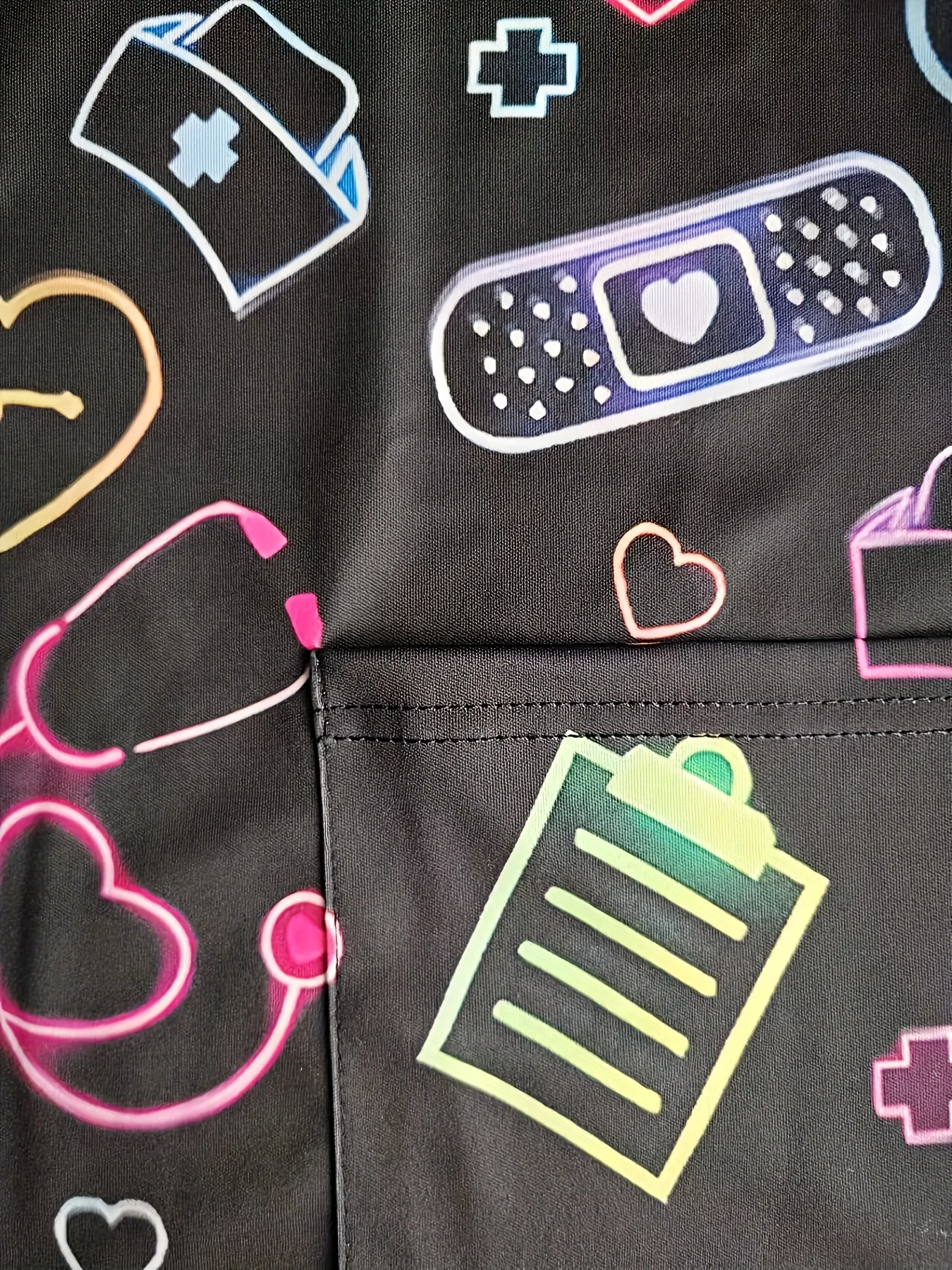เครื่องแบบผ่าตัดผู้หญิงหัวใจพิมพ์ V คอพยาบาลเสื้อแขนสั้น Patch Pocket เครื่องแบบทางการแพทย์เครื่องแบบผ่าตัดพยาบาล