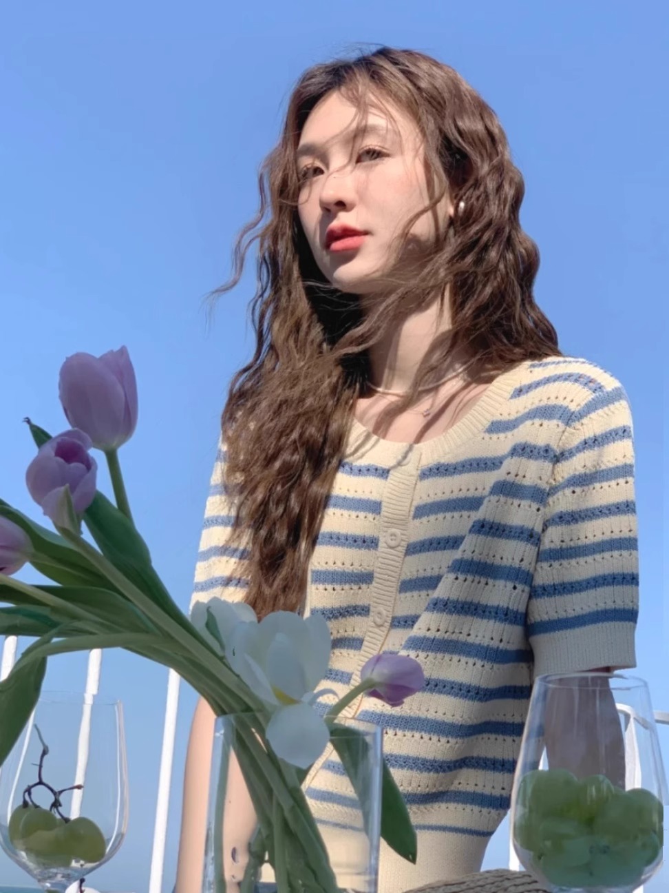 Cardigan Aberto Tricotado Leve em Azul e Branco com tras, Blusa Fena de Verão com Manga Curta e Decote Redondo Vazado