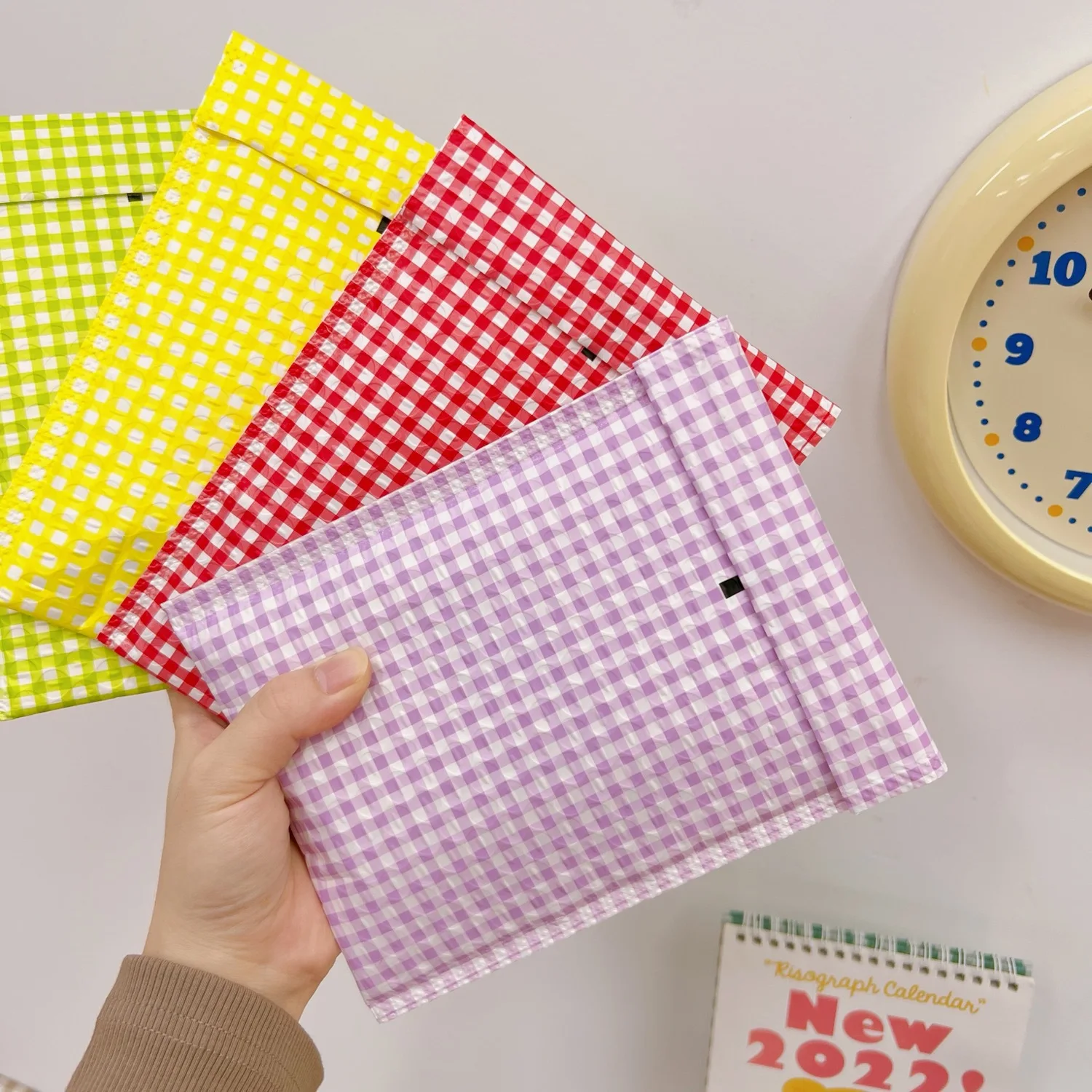 Envelopes de bolhas autosellados com design xadrez para ano novo lunar, sacos de embalagem coloridos para envio e envio postal, 5 peças