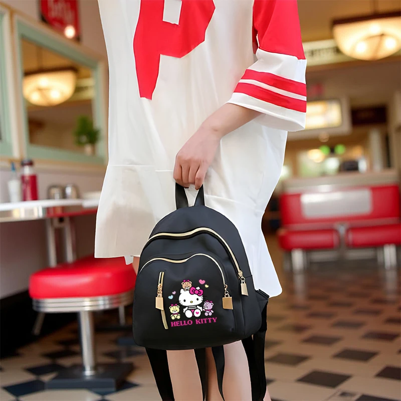 Zaino piccolo in nylon Hello Kitty – Borsa a tracolla casual multitasche da donna con cinghie regolabili, per viaggi e uso quotidiano