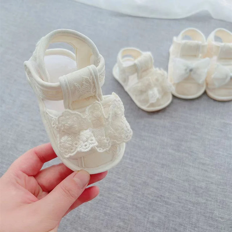 Sandálias de verão para bebês de 0 a 1 ano, sapatos de caminhada para bebês, sapatos de princesa doce, envoltório de dedo do pé respirável, sola macia antiderrapante