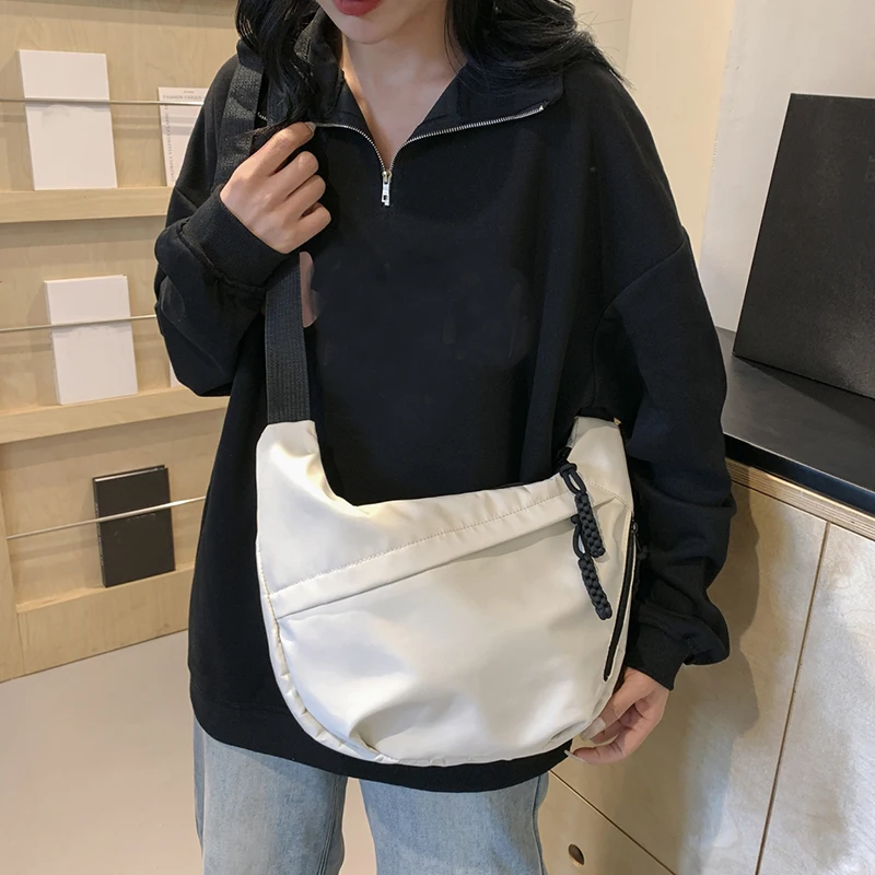 Bolsa tote estilo neutro com alça para transportar itens de fitness. Nova mini bolsa estilo rua com alça de ombro. Leve e