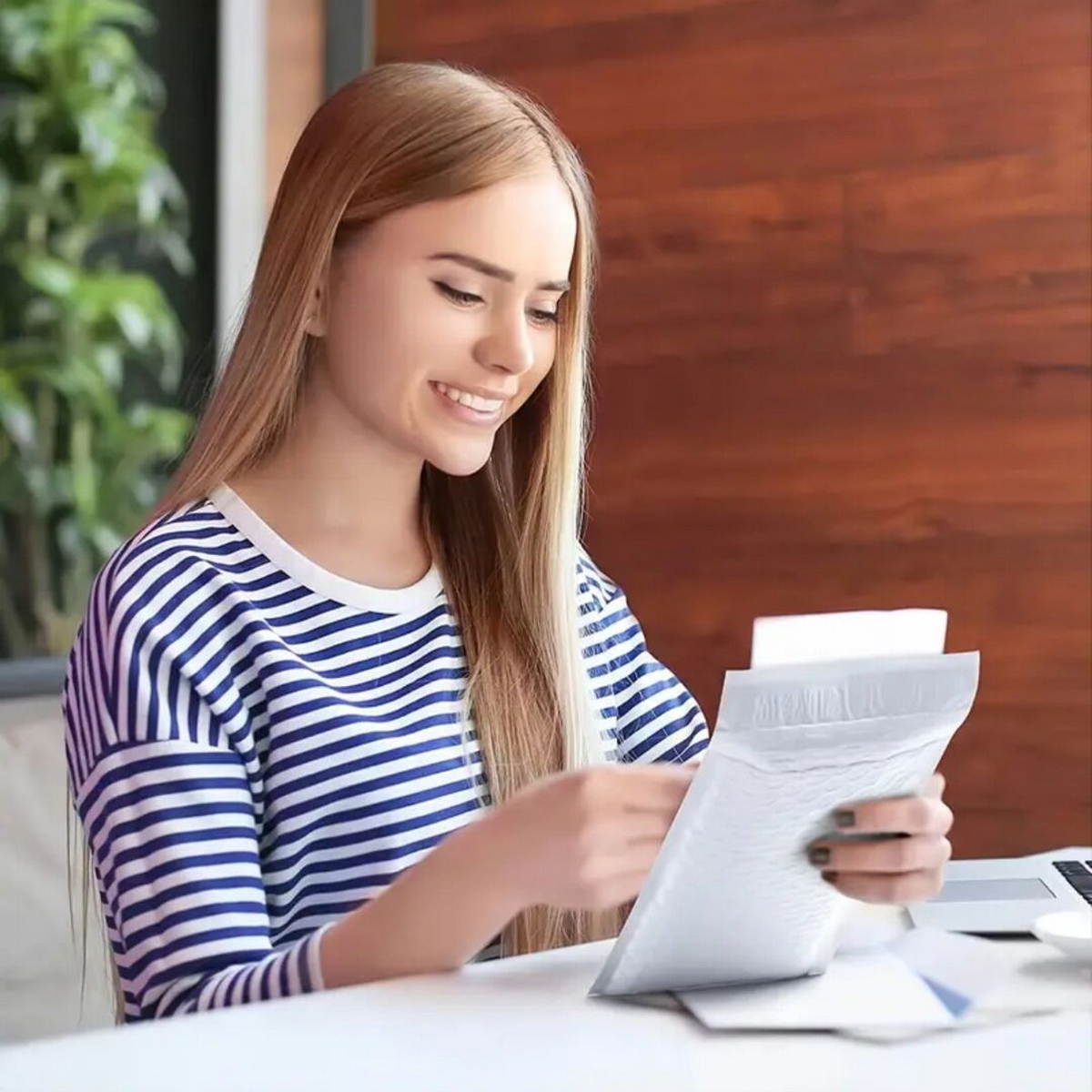 Poli acolchoado Envelopes, Bubble Mailers, impermeável, embalagem opaca, auto selo postal, médio Mailing Bags, branco, 9.5x 6inches