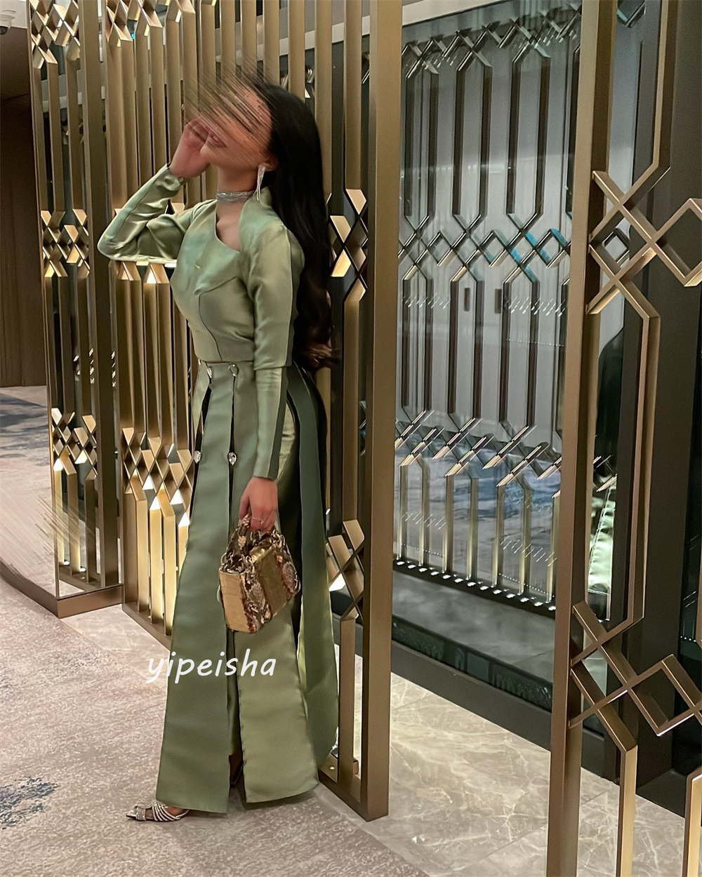 Maßgeschneidertes, gerüschtes, langes Abschluss-Kleid in A-Linie mit Juwelen, maßgeschneidertem Anlasskleid