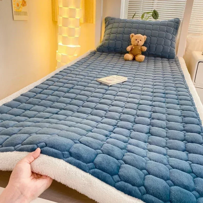 Inverno quente veludo colchão toppers dormitório colcha dobrável tatami tapete fino antiderrapante capa de colchão rainha lençóis capa de cama