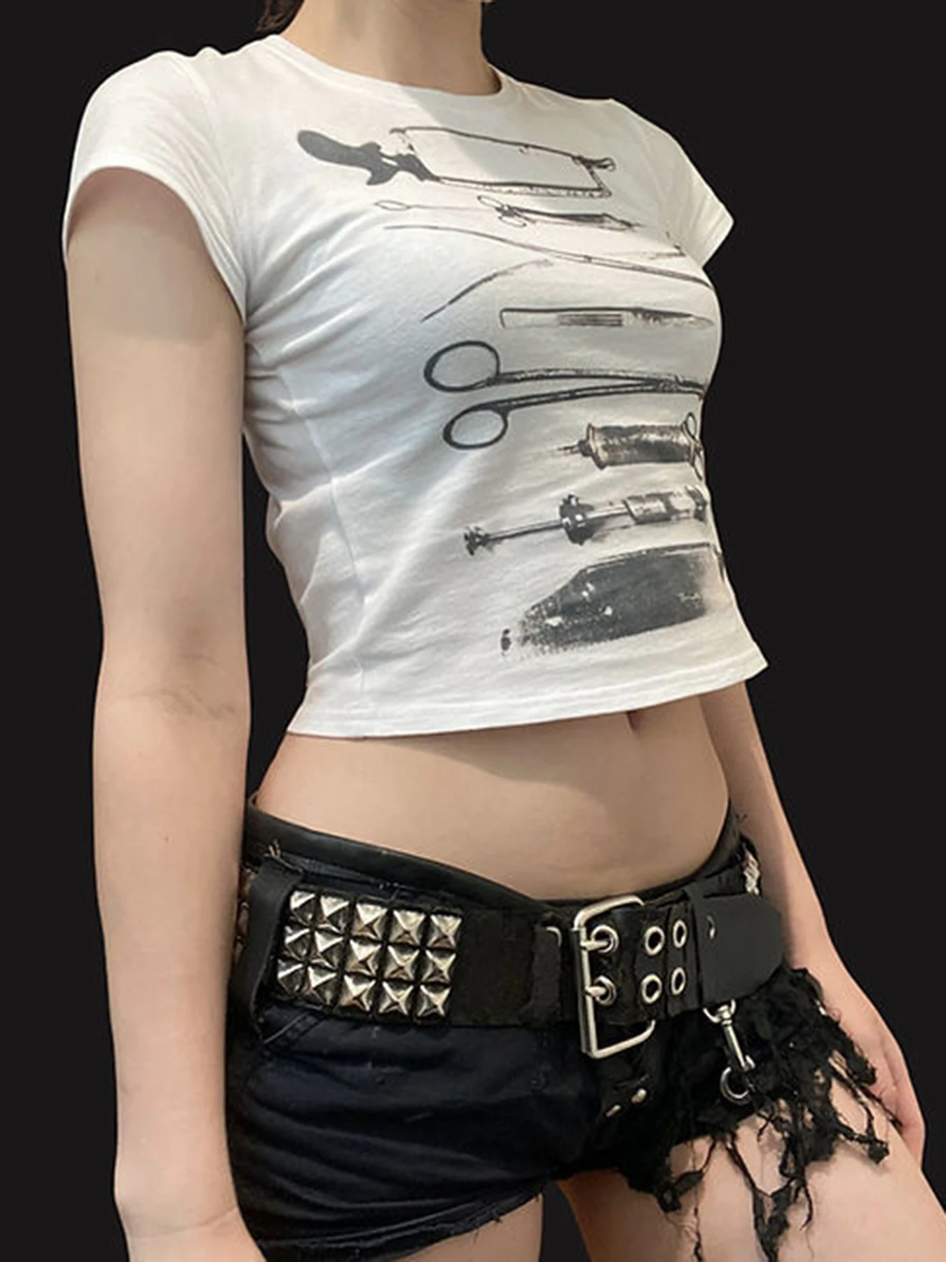 IAMSURE ダークプリントクロップド T シャツゴシックカジュアルスリム O ネック半袖 Tシャツ女性 2024 夏のファッションストリートレディース