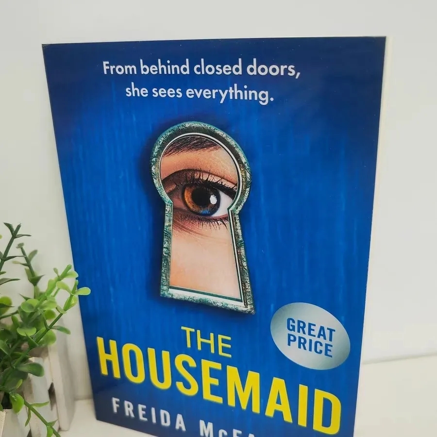 The Housemaid โดย Freida McFadden หนังสือปกอ่อนในหนังสือภาษาอังกฤษ