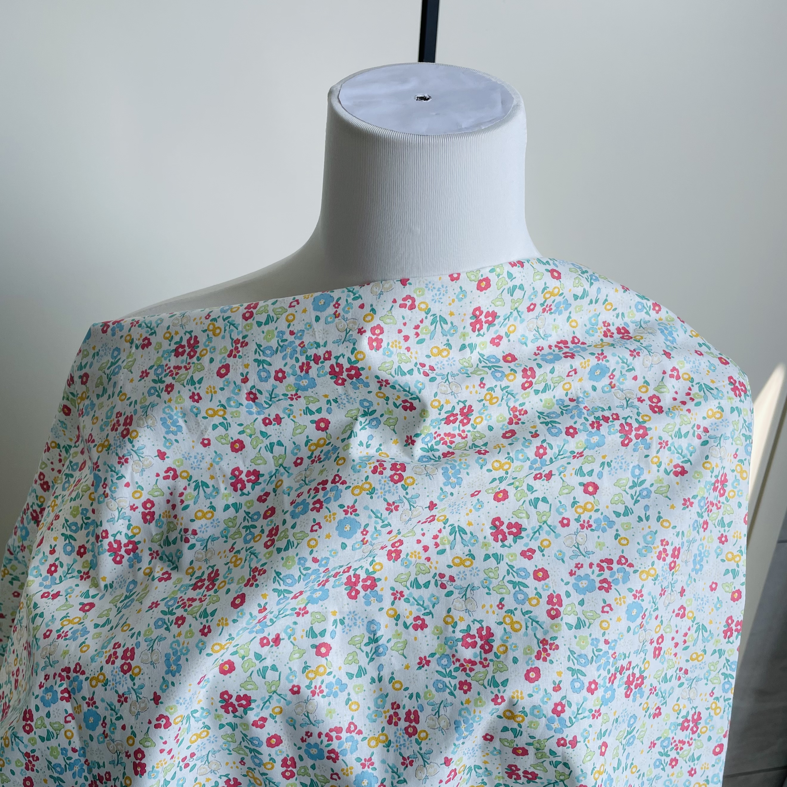 ผ้าฝ้าย 100% บริสุทธิ์ 40S Like Liberty ผ้าการพิมพ์ดิจิตอลสําหรับเย็บผ้าชุดกระโปรงเด็กออกแบบฤดูร้อนผ้า