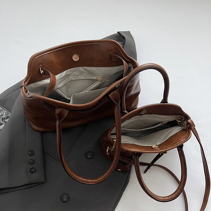 左側 Pu レザーレトロトート​​バッグ女性 2024 冬のトレンド新ファッション Y2K ハンドバッグ女性旅行ショルダークロスボディバッグ