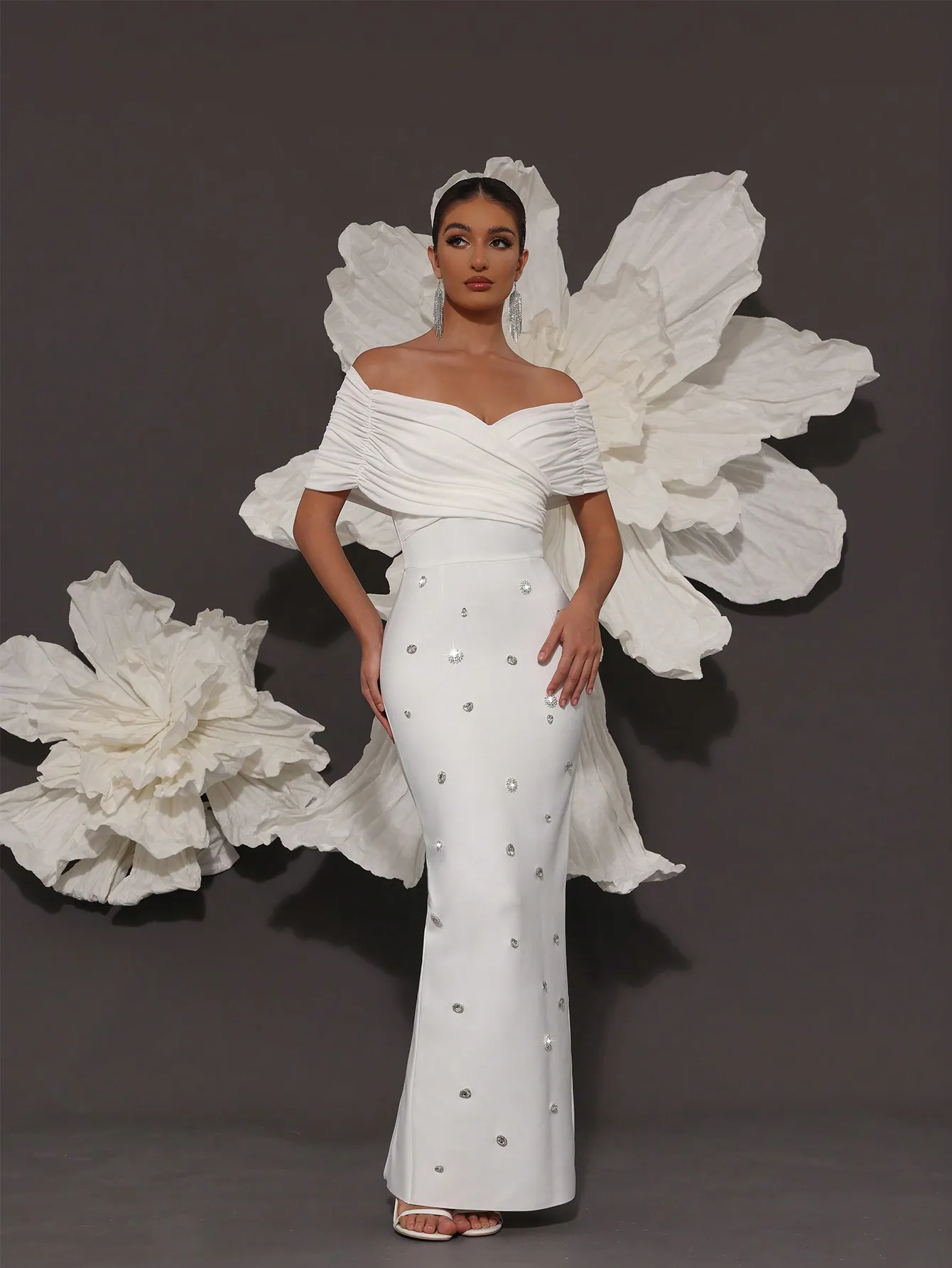 ホワイト包帯ドレス高級 2025 高品質包帯ドレスエレガントなパーティードレス女性裾スリットファッショナブルなイブニングドレス