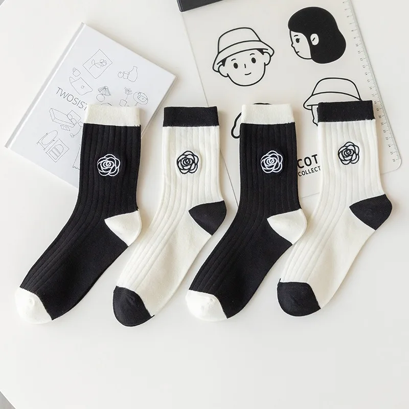花が刺繍された黒のミッドチューブソックス,すべてにマッチする綿のスポーツソックス,韓国のニッチ,トレンディでレトロ