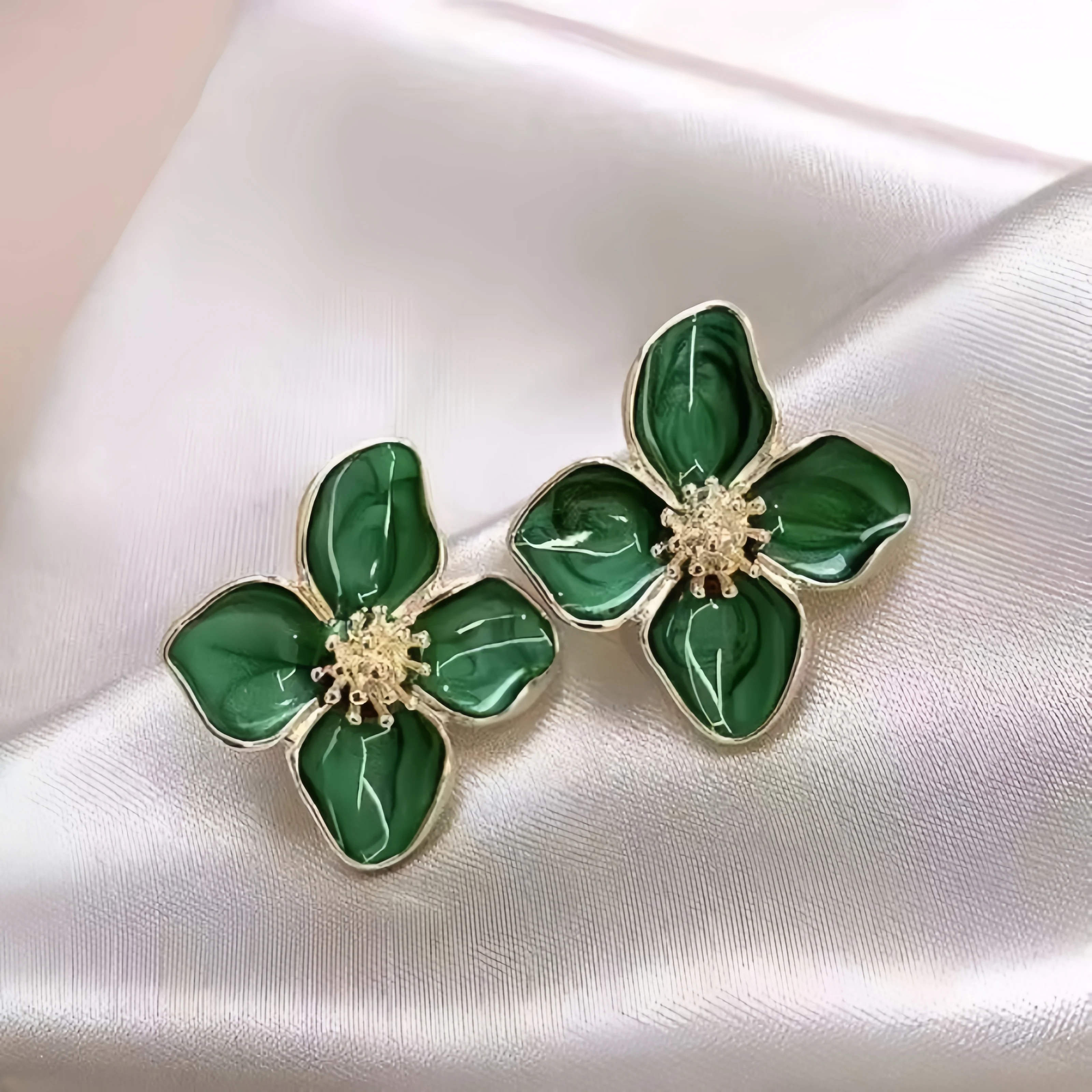 La nueva colección Primavera/Verano 2025 de pendientes de mujer con estampado floral exquisitos y modernos es el regalo perfecto para cortar