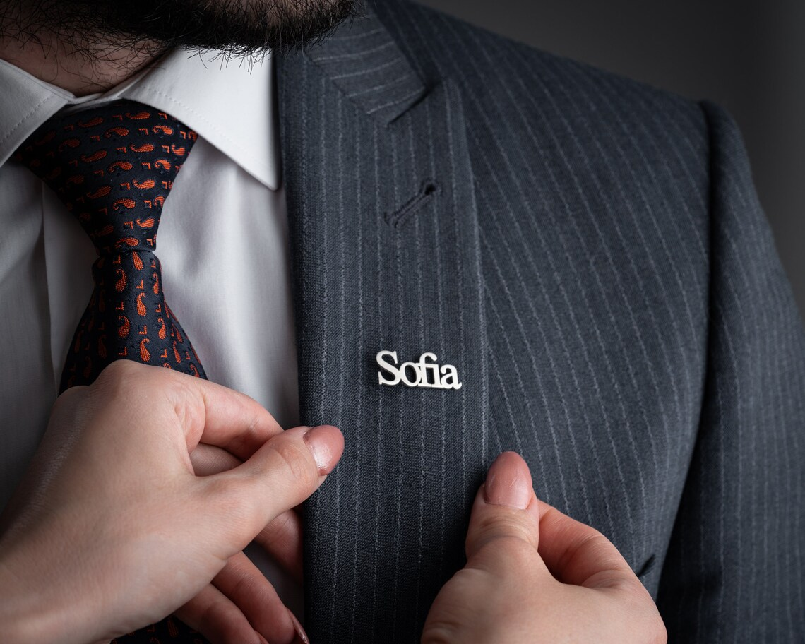 Broche con placa de identificación personalizada, insignia de chaqueta unisex personalizada con nombre, insignia única con nombre de empresa, insignia de chaqueta elegante para todos los nombres