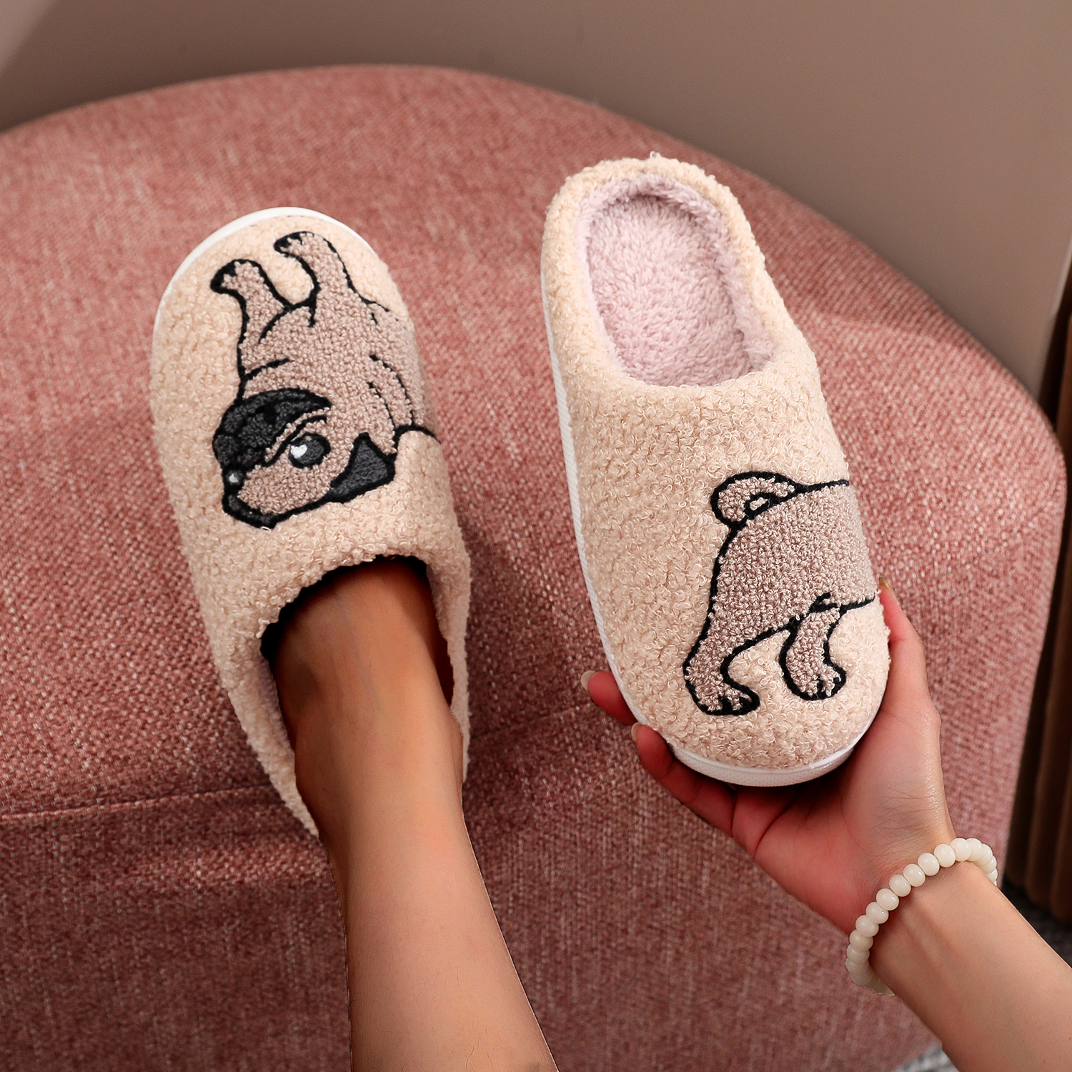 รูปแบบสัตว์เลี้ยง Pug Pug เย็บปักถักร้อยตุ๊กตาแพลตฟอร์มบ้าน COZY Furry รองเท้าแตะผ้าฝ้ายน่ารักอบอุ่นลื่นรองเท้าแตะในร่มสัตว์เลี้ยง MOM ของขวัญผู้ชายผู้หญิงสามารถสวมใส่