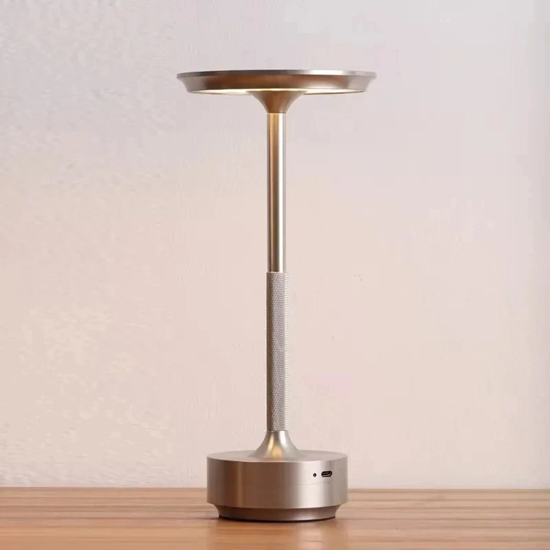 Lampada decorativa semplice in lega di alluminio Luce notturna a LED Atmosfera dimmerabile infinitamente Lampada da scrivania touch ricaricabile portatile retrò