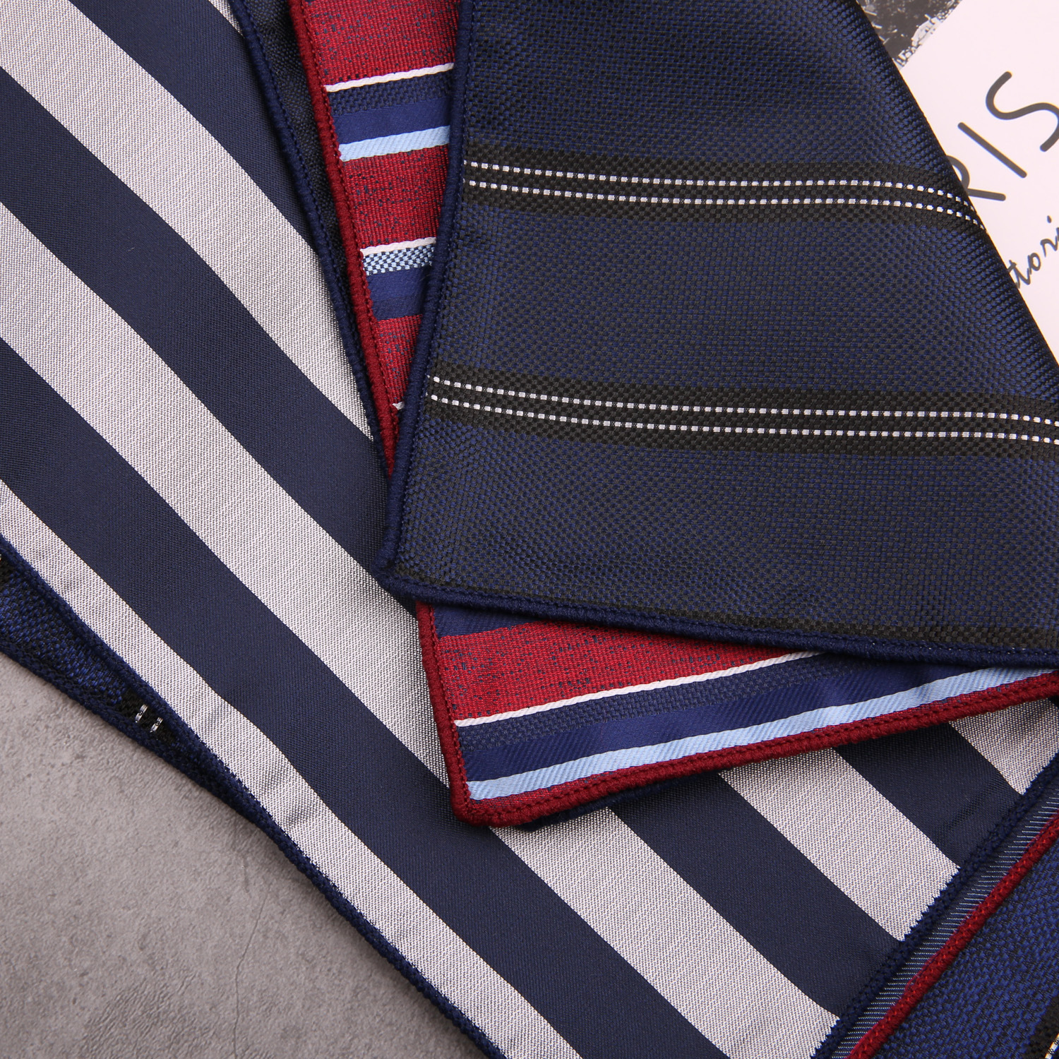 23 ซม.ชายชุดพ็อกเก็ตสแควร์โพลีเอสเตอร์น้ําเงินลายผ้าเช็ดหน้าอย่างเป็นทางการไวน์แดงดอกไม้ Hanky ผ้าพันคองานแต่งงานหน้าอก