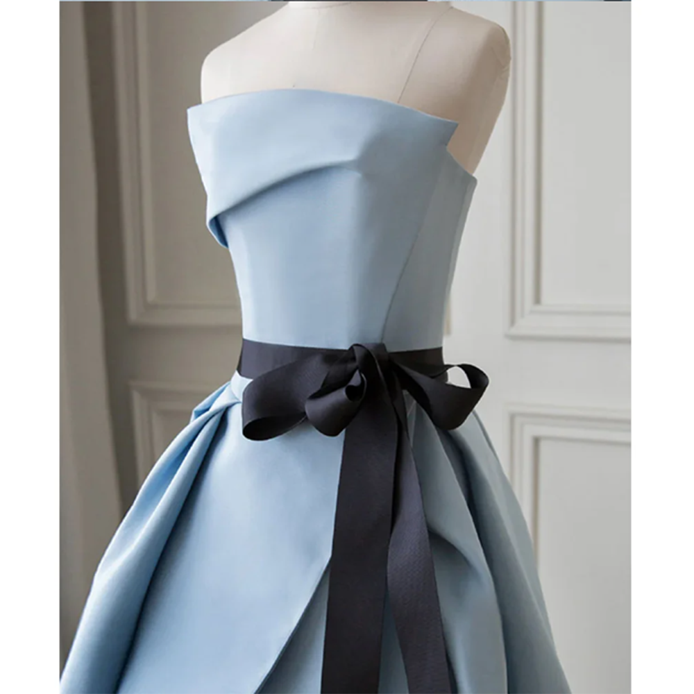Simples azul claro cetim vestido de baile feminino, luxo, comprimento do chão, laço preto, sem alças, sem mangas, recorte irregular