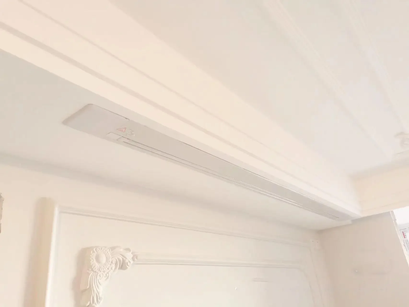 Schermo per proiettore motorizzato da incasso a soffitto ALR con luce ambientale 16:9 da 120 pollici con linguetta attorcigliata