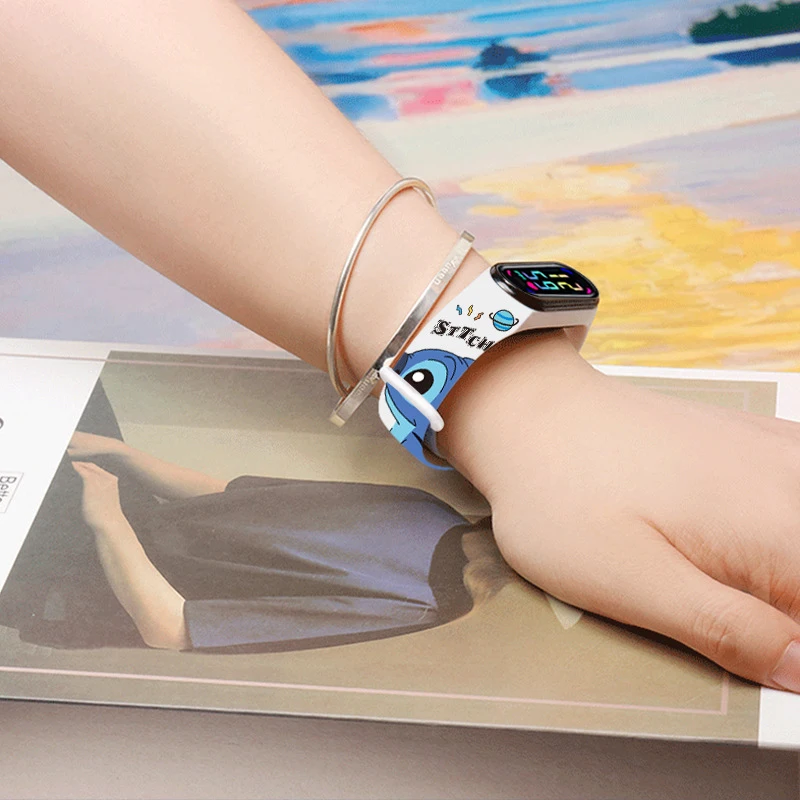 24 PCS Stitch เด็กการ์ตูนอะนิเมะสร้อยข้อมือส่องสว่างนาฬิกา LED Touch นาฬิกากันน้ํากีฬาของขวัญของเล่น