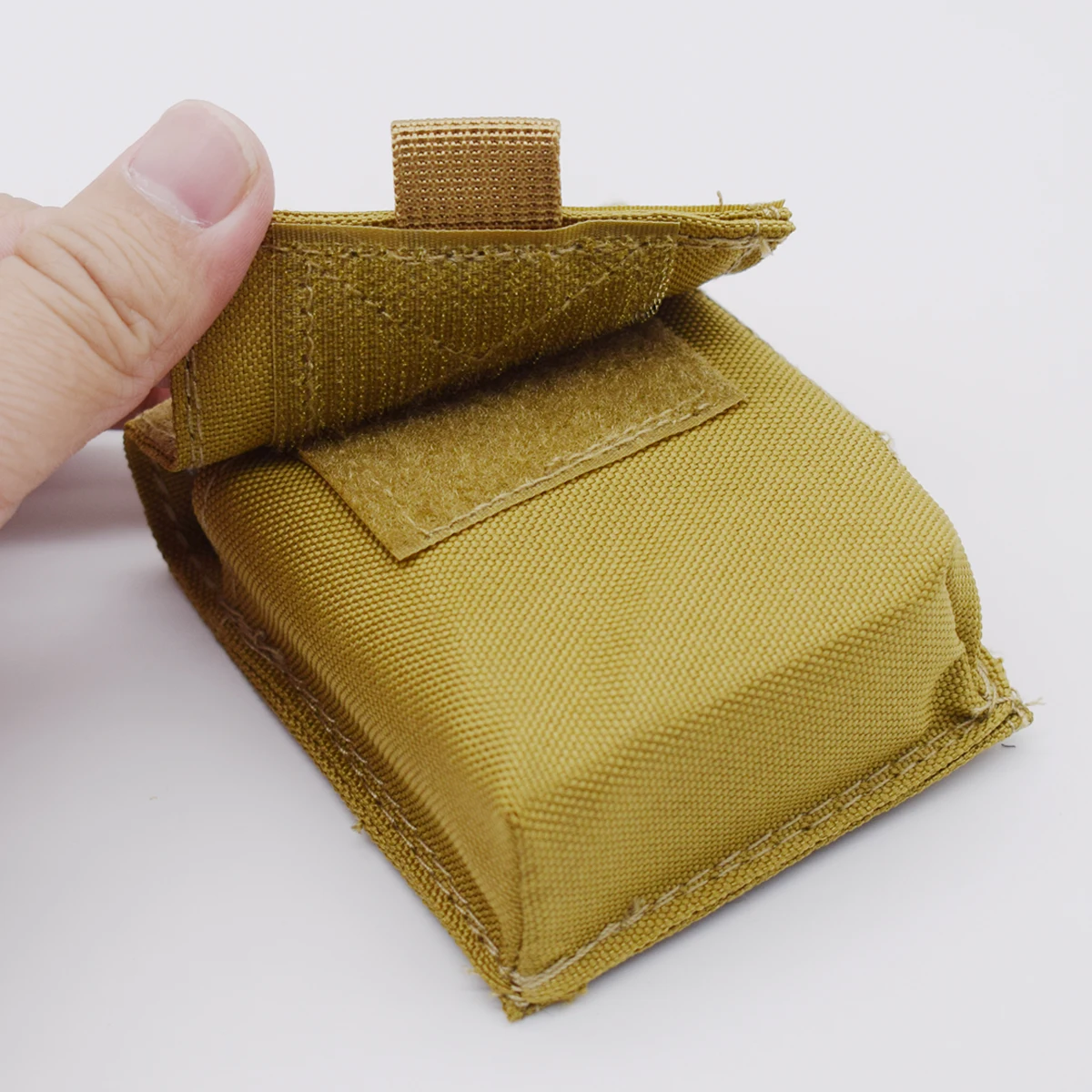 Tactical Outdoor Smoke Pouch, Durable Polyester Blend, Multiple Color Options, Zipper Closure, Ideal for Carrying Cigarettes