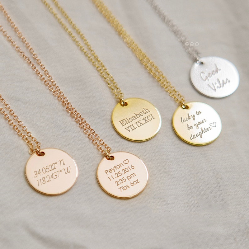 Collar con nombre grabado personalizado, colgante de moneda de disco redondo de acero inoxidable con fecha, gargantilla de cadena con texto personalizado para mujer y novia
