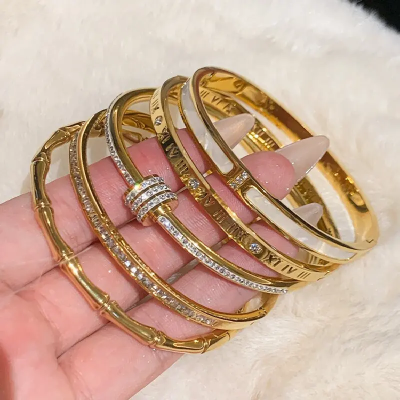 1-teiliges goldenes Armband aus Titanstahl, modischer klassischer Stil, Edelstahlarmband, eingelegt mit Zirkon, für den täglichen Gebrauch von Damen