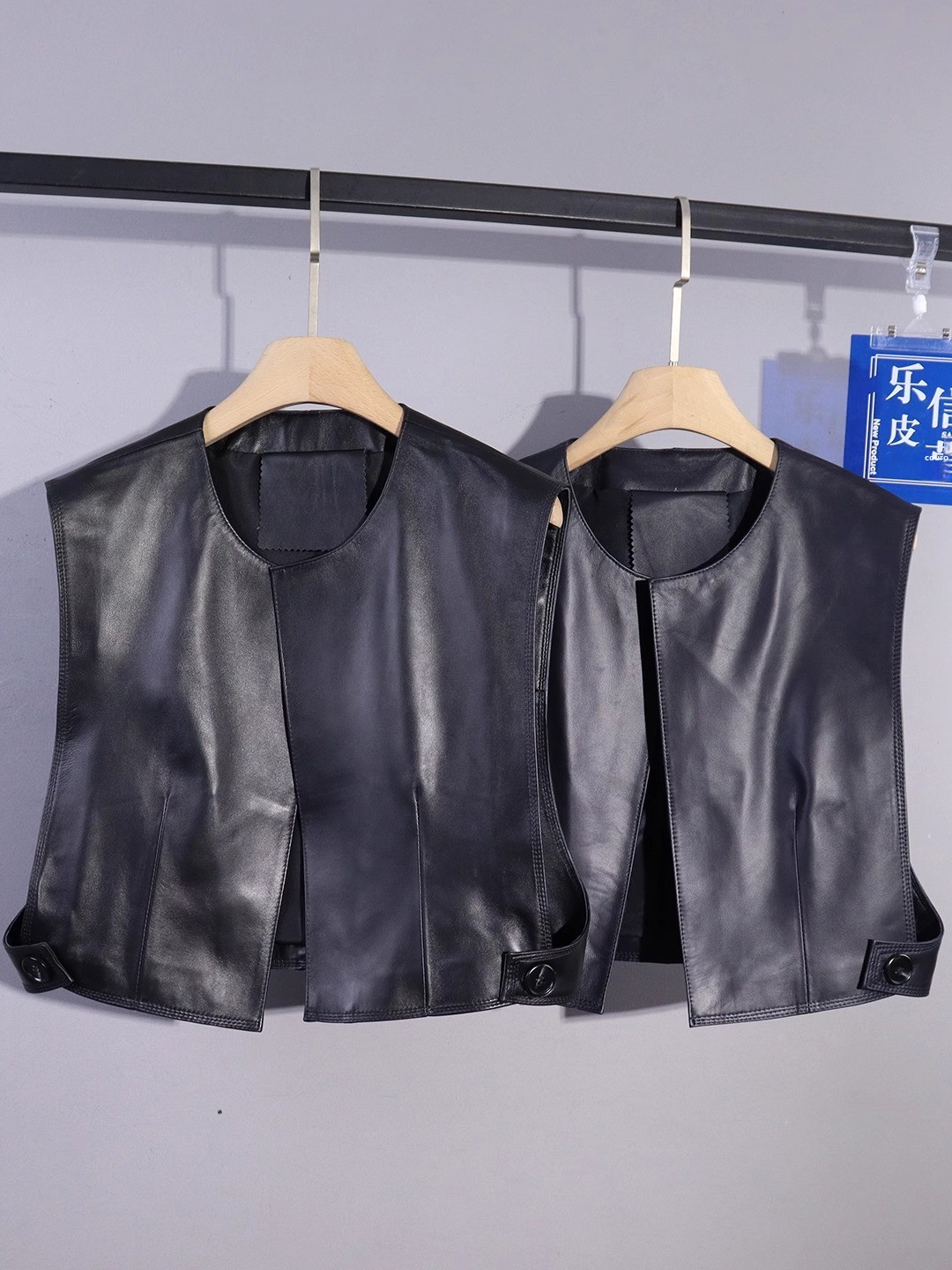 Nova Jaqueta de Couro Casual Fena em Pele de Ovelha, Colete Sem Mangas com Decote Redondo, Estilo Versátil e gável par...