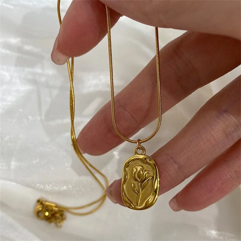 Collar con colgante de rosa geométrico Simple para mujer, gargantilla de cadena de serpiente con placa dorada bohemia, regalo de joyería 2023
