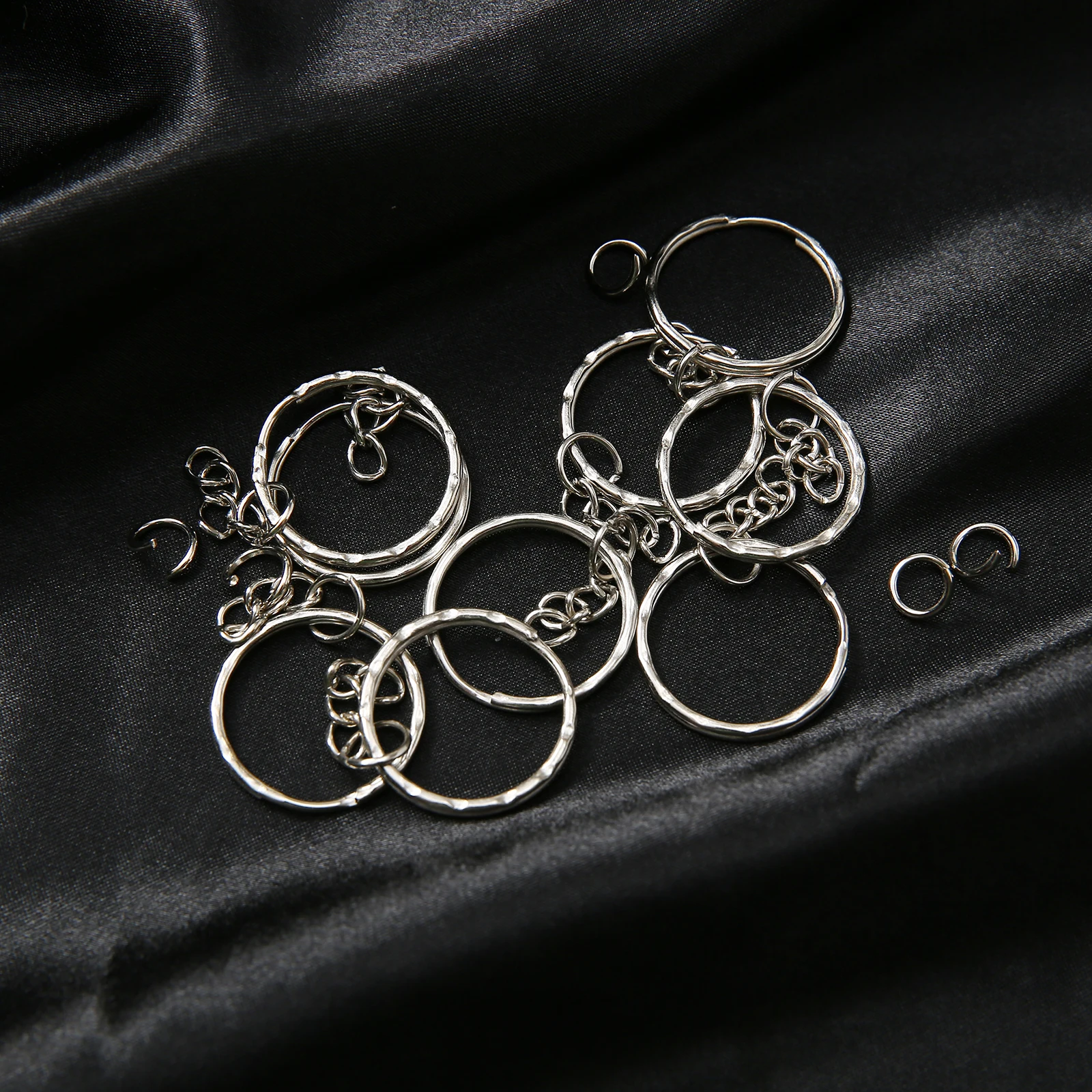 10/50/100/200 Stück silberner Metall-Split-Schlüsselanhänger mit Kette, Biegeringe für DIY-Ergebnisse, die Schlüsselanhänger-Zubehör herstellen