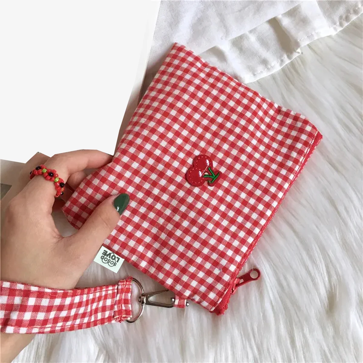 Make-up-Tasche aus rotem Kirsch-Canvas, tragbar und leicht zu tragen. Rot karierte Kosmetik-Lippenstift-Aufbewahrungstasche mit großem Fassungsvermögen.