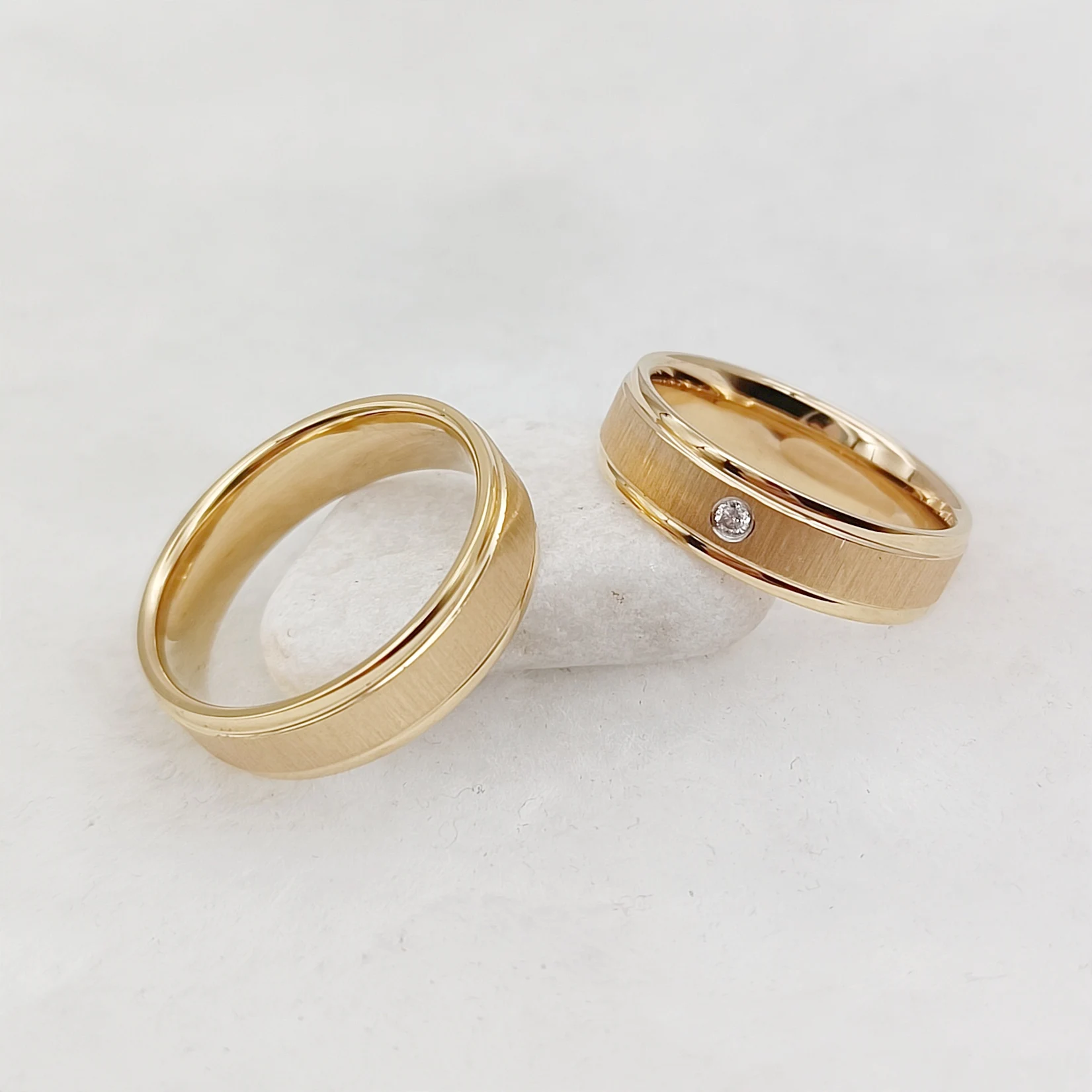 ชุดแหวนแต่งงานสําหรับผู้ชายและผู้หญิง Handmade Unique Designer Matte 24k Gold Plated เครื่องประดับไทเทเนียมแหวนคู่รัก
