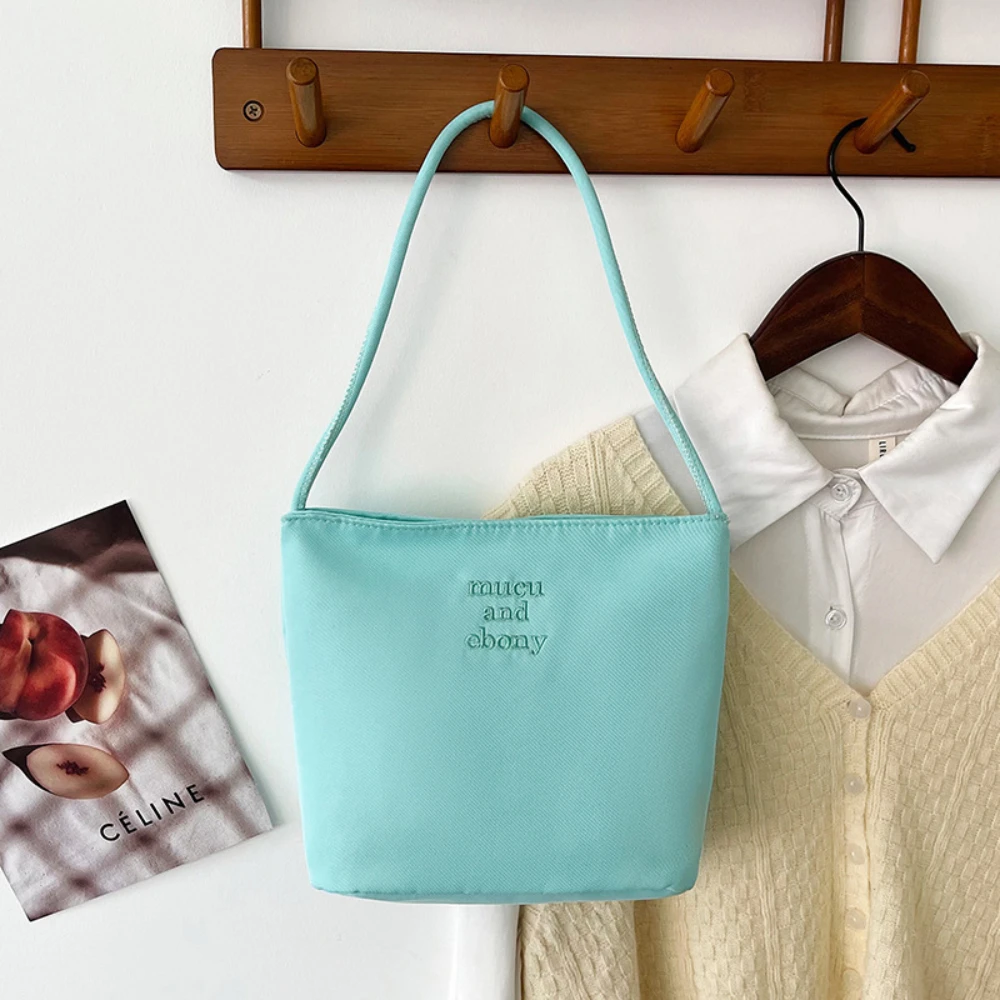 Verão novo simples náilon axilas saco coreano nicho design alfabeto bordado portátil commuter balde saco