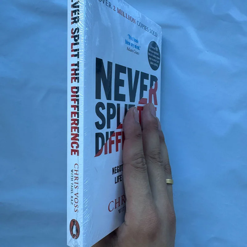 Nunca divide la diferencia de Chris Voss Negociación como si tu vida se depende de ello Libro de bolsillo en inglés