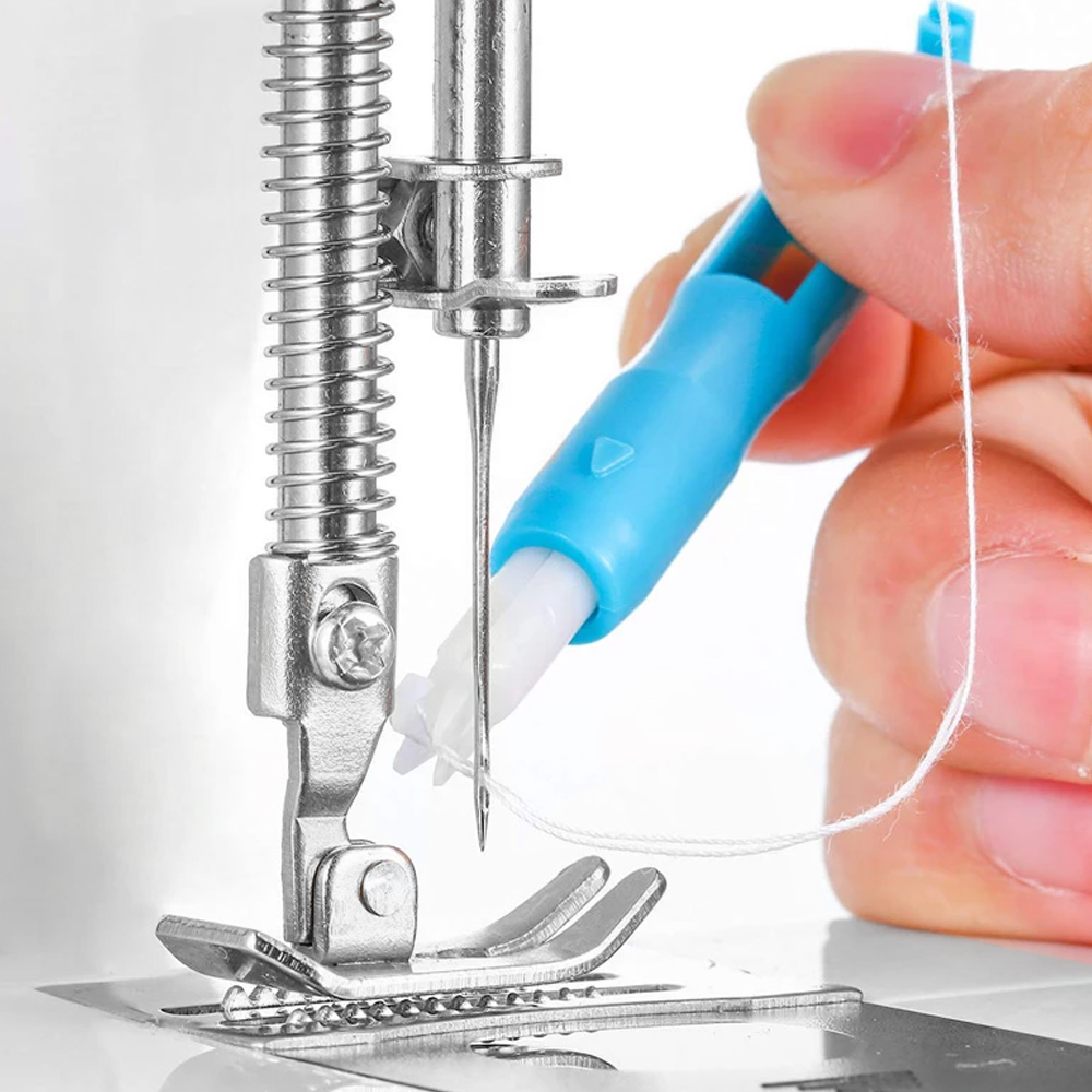 Blauw en wit naaimachine Naaldinbrenger Threading Automatische inrijger Snelle naailinrijger Naaldwisselaar Hold naaigereedschap