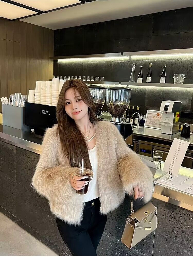 ショート肥厚キツネの毛皮のコートの女性の 2024 冬の新スタイル模擬レザージャケット若いファッショナブルなカジュアルラウンドネック