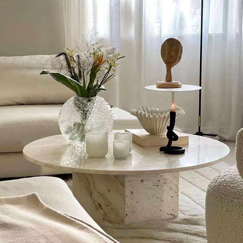 Crèmekleurige travertijn salontafel - Frans Scandinavisch rond natuurlijk steen middelpunt met Wabi-Sabi-ontwerp voor virale woonkamerdecoratie