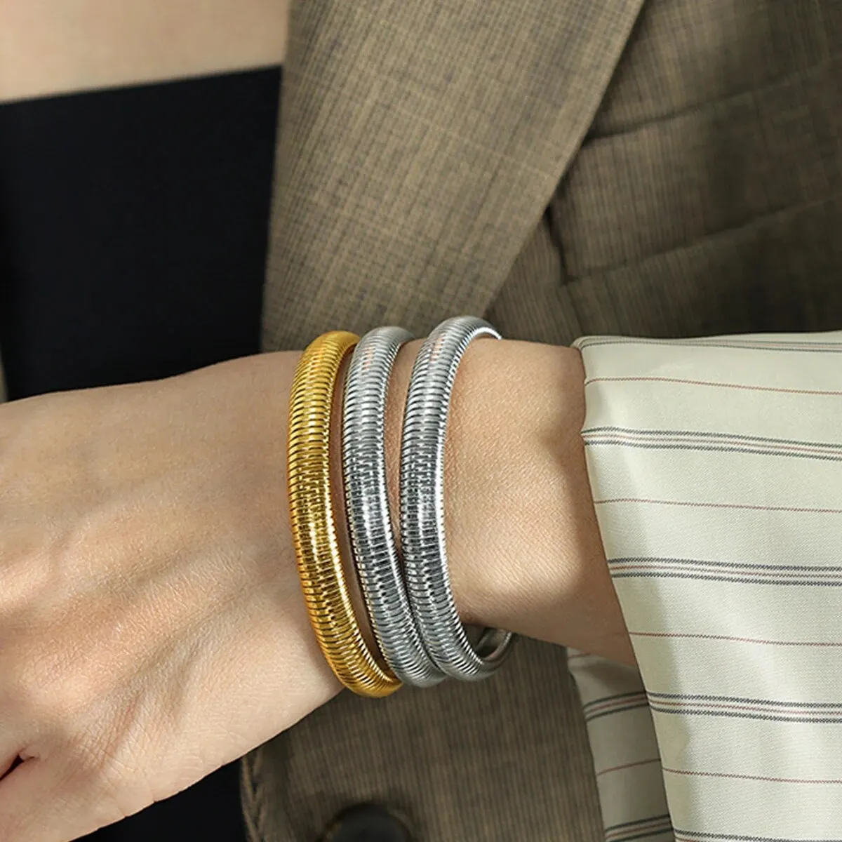 Bracciale in metallo spesso con elasticità retrò impermeabile in acciaio inossidabile placcato oro 18 carati tendenza moda gioielli unisex uomo donna