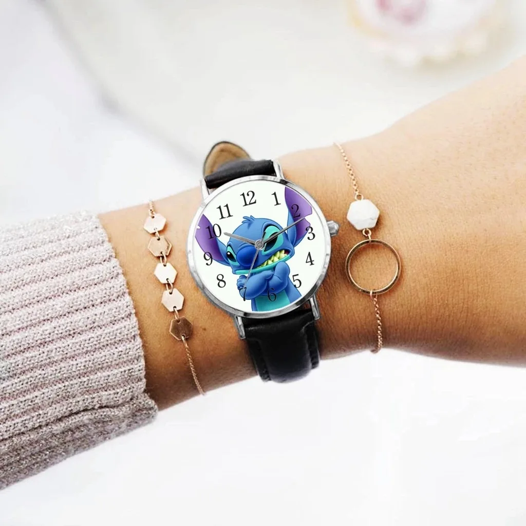 Disney Stitch การ์ตูนนาฬิกาเด็กภาพยนตร์อะนิเมะตุ๊กตาขยับแขนขาได้ PU เข็มขัด Pointer นาฬิกาข้อมือควอตซ์ดิจิตอลสำหรับวันเกิดสำหรับเด็กของขวัญ