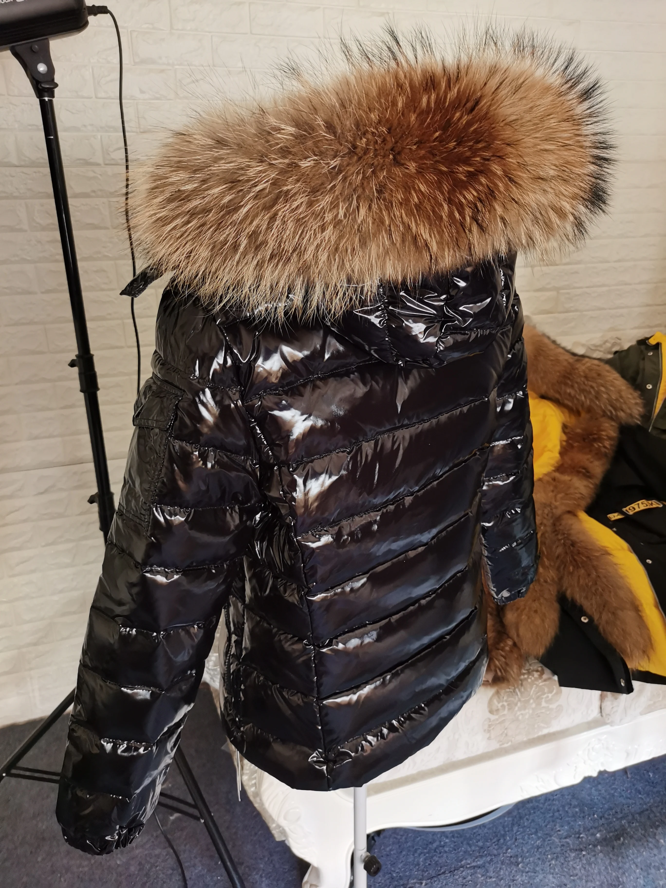 Maomaokong Winter Jacke Frauen Echt Pelzmantel Parkas Ente Unten Futter Mantel Echt Waschbären Pelz Kragen Warme Schwarz Streetwear