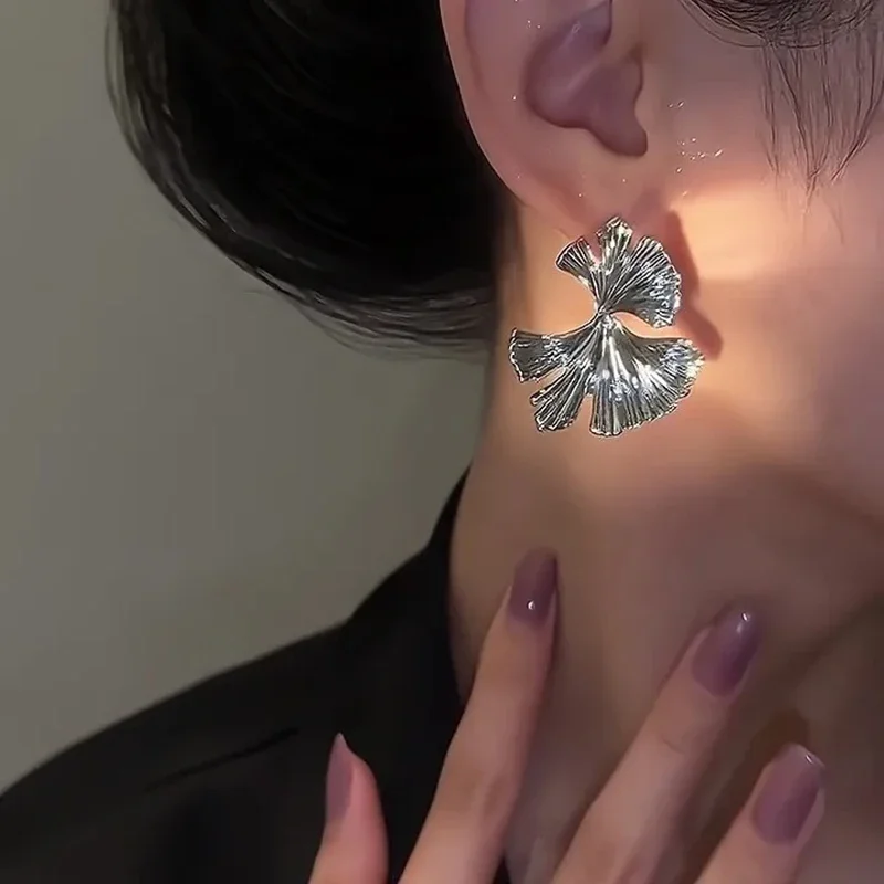 Orecchini semplici in foglia di ginkgo con pianta grande in metallo color argento per le donne Orecchini con perno di dichiarazione di moda Regalo di gioielli Pendiente