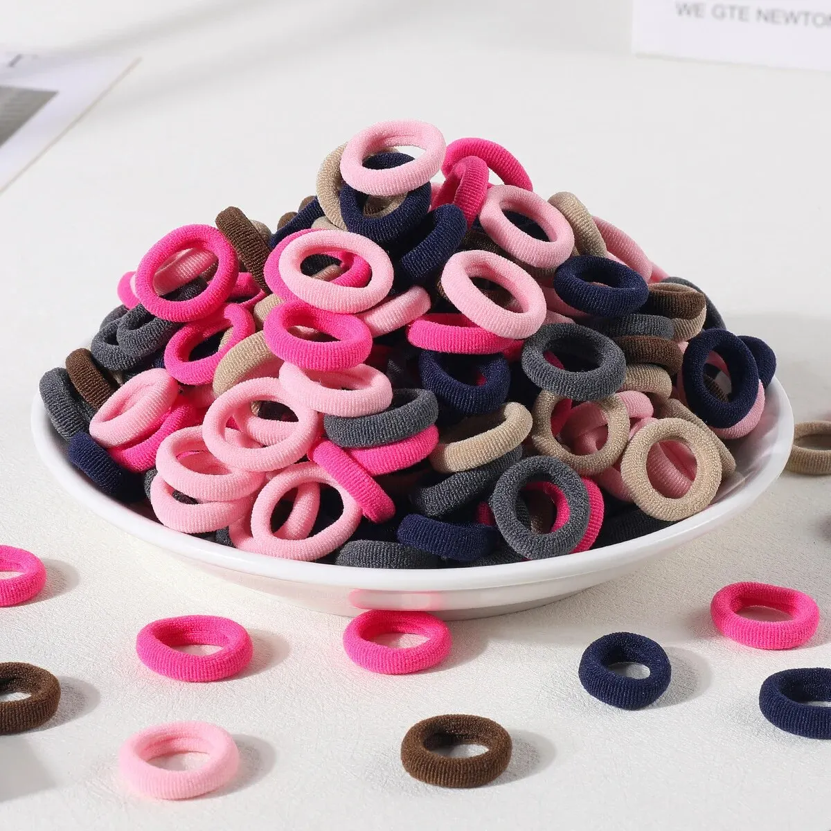 100PCS Nuovo Basic Nylon Ealstic Legami Dei Capelli per le Ragazze Fascia Per Capelli Colorata Titolare Coda di Cavallo Scrunchie Elastico Accessori Per Capelli Del Capretto