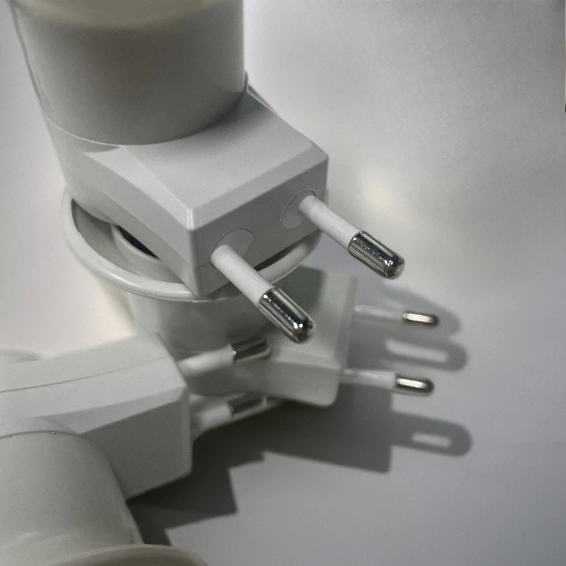Venta caliente práctica enchufe de luz LED blanco E27 a enchufe de la UE/EE. UU. Adaptador de soporte convertidor de encendido/apagado para lámpara de bombilla