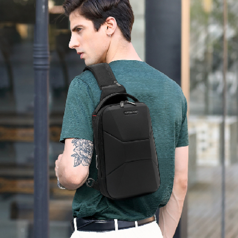 Herren-Brusttasche, wasserdichte Reise-Umhängetasche mit USB-Anschluss, leichte Hartschalen-Umhängetasche, stilvolle Biker-Tasche