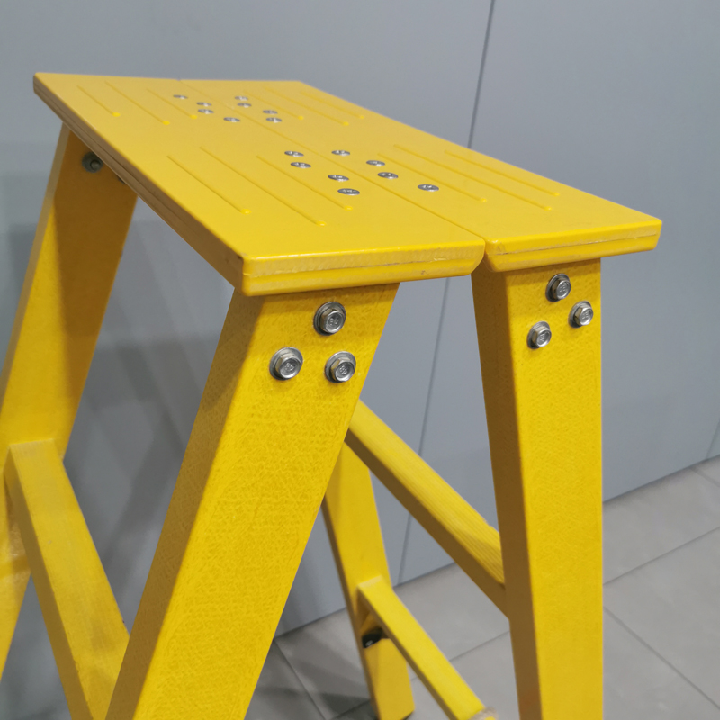 Escalera de espiga con escalera de fibra de vidrio aislada plegable portátil de buena estabilidad con base antideslizante