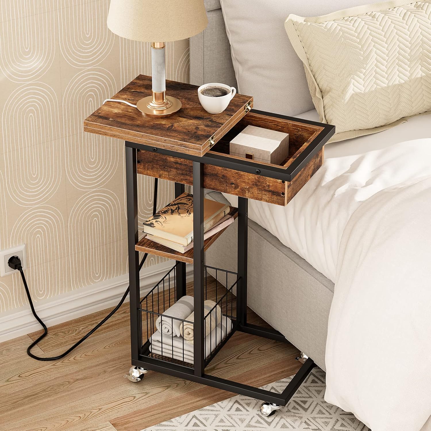 HOOBRO Table d'appoint avec station de charge Table de canapé rabattable en forme de C Table basse avec roulettes et étagère Ports USB et prises chambre