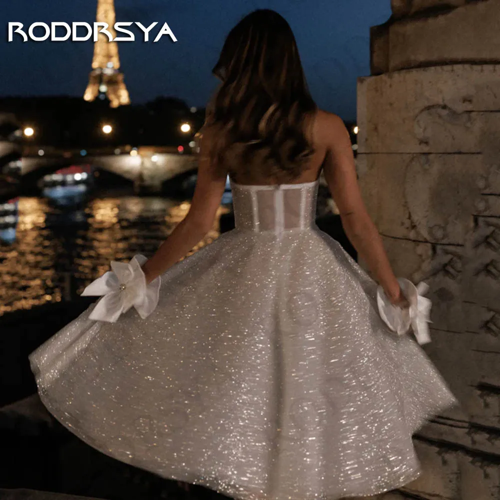 Roddrsya ชุดเดรสแต่งงานสั้นแวววาว, เดรสสั้นยาวถึงเข่าชุดเดรสสำหรับเจ้าสาวผ้าโปร่งแวววาวไม่มีสายสำหรับผู้หญิงแขนกุด
