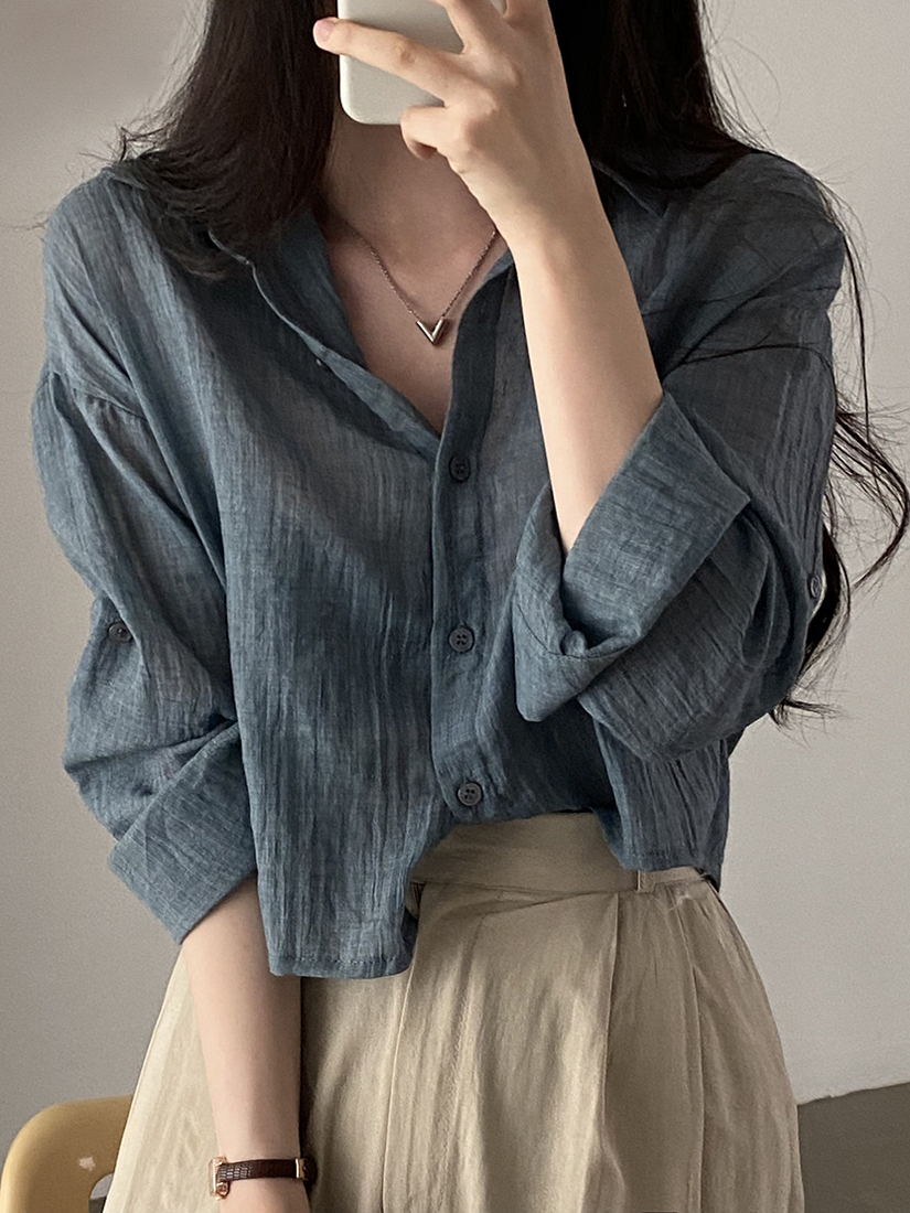 Csa Fena Vintage Chique de Manga Longa com Caimento Solto, Gola Psada, Proteção Solar, Corte Reto, Cor Pura e Botões