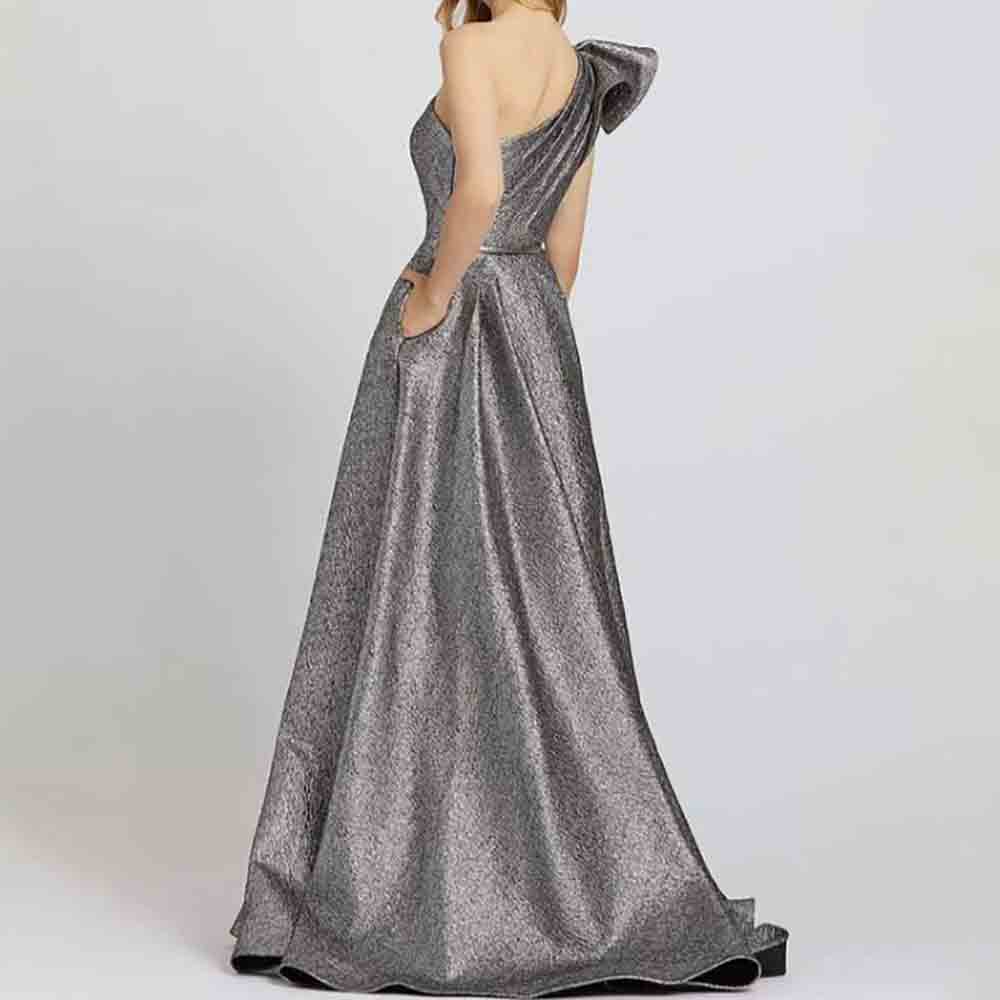 ปรับแต่ง A-Line Silver One-Shoulder Ruffles ชุดราตรี Ruched Drape ไม่สมมาตรแขนกุดกระเป๋าด้านข้าง Slit ชุดราตรียาว