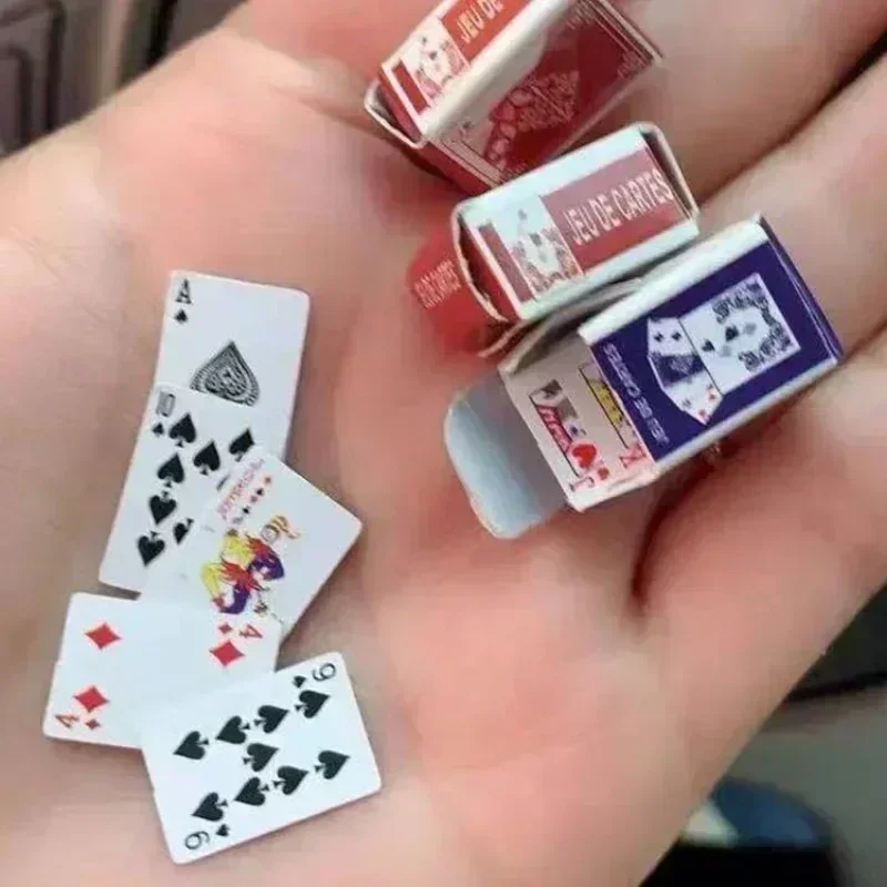 Bonito mini jogo de pôquer mini casa portátil jogando cartas boneca acessórios decoração para casa pequena festa jogo de tabuleiro cartas de pôquer jogos