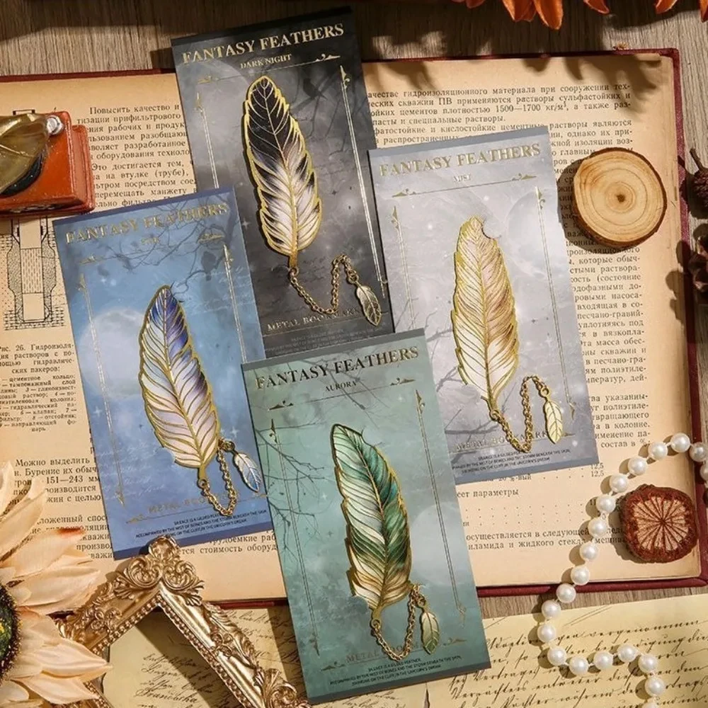 Segnalibro in metallo stampato in oro con piume vintage con pendente a catena in metallo, segnalibro squisito, divisorio per pagine di libri, cancelleria per ufficio